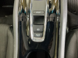 パーキングブレーキはスマートな電子制御式と合わせて渋滞時等にブレーキペダルから足を離しても停車状態を保持してくれるオートブレーキホールド機能で運転が楽になります。スタートはアクセルペダルを踏むだけ