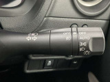 【オートライト】車のセンサーが周囲の明るさを感知し、自動でヘッドライトを点灯・消灯する機能です。この機能は夕暮れ時の交通事故が多い時間帯の安全性を高めてくれます。