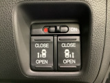 リアドアは乗り降りに便利な両側電動スライドドアです。また運転席に座っていながらスイッチ操作で自在にスライドドアを開け閉めできます。