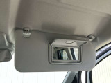 車内での簡単な身だしなみチェックに使用できる、バニティミラーも装備しています。