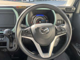 運転席は、ハンドルから手が届きやすい位置にスイッチ類が配置され、ロングドライブなども快適に楽しめます。