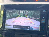 【バックカメラ】駐車時に後方がリアルタイム映像で確認できます。大型商業施設や立体駐車場での駐車時や、夜間のバック時に大活躍!運転スキルに関わらず、今や必須となった装備のひとつです!