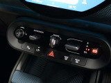 エンジン始動、シフトボタンはトグルスイッチ式になります。ドライビングモードを切り替えるMINI エクスペリエンスモードも付いており、運転を盛り上げます。