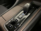 シフトレバー周辺のお写真です。電動パーキングブレーキ搭載車です。