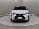 スピンドルグリルはブロックメッシュ形状とし、角度によって表情を変えるUX独自のデザインを採用し、力強さを表現しています。