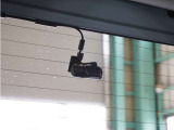 この車にはリアにもドライブレコーダーを装備しております◆映像・音声などを記録する自動車用の装置です。 もしもの事故の際の記録はもちろん、旅行の際の思い出としてドライブの映像を楽しむことができます。