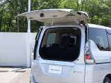 【ハーフバックドア】バックドアの約半分の開閉スペースがあれば荷物を出し入れすることができるのでとっても便利♪荷物がこぼれ落ちそうな場面でも上から取出せて安心!開閉に必要な力もハーフサイズです♪