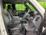 質感の高いシートでございます。使用感が出やすい運転席ですが、綺麗な状態を保っております。前席の状態は内装の状態を見る大きなポイントになると思いますので、是非一度、実際にご覧くださいませ。