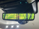 ◆ClearSightインテリアリアビューミラー『ルーフの上に取り付けられたカメラによって車内の積載状況に関係なく後方視界を確保できます。夜間でも鮮明に投影されます。』