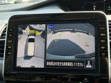 真上から見下ろすような映像で、車庫入れや縦列駐車時に、自車と駐車位置の関係をひと目で確認でき、スムースな駐車をサポート。動く物を検知してお知らせすることで、発進時の安全確認もサポートします。