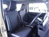 【清潔感のある運転席&助手席】隅々までクリーニングの行き届いた運転席&助手席。目立ったシミや汚れ等もございません。