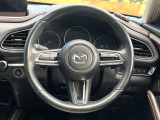 インテリアに合わせたデザインのステアリングは、運転される方のことも考え、運転しやすい形状、大きさです。是非一度、実際に触ってお確かめください。