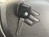 【キーレス】少し離れた場所からでもボタン一つでドアの開錠・施錠ができるのでとっても便利!ドアの鍵穴周りに傷をつけることもありません
