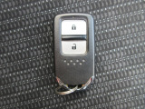 スマートキー付きです。人気装備の一つで、鍵を触らなくてもドアロックの開錠、エンジンの始動が出来ます。雨の日もキーを探す手間からも解放されますね。
