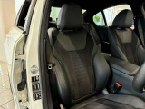 運転席になります。