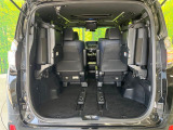 普段のお買い物や通勤、送迎等に十分な荷室スペースを確保しております。3列目を倒すと、大きな荷物の積載も可能です♪