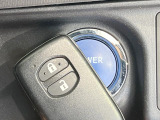 【スマートキー】カバンやポケットに入れたままでもドアの施錠・解錠が可能なスマートキーを装備。エンジンのオン・オフ時もカギを取り出す必要が無いからとっても便利です♪