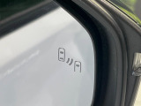 【ブラインドスポットモニター】走行中、ドアミラーの死角になりやすい箇所に後続車が接近するとサイドミラーのレンズに警告を表示!ドライバーに注意喚起をしてくれます。