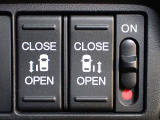 運転席からもスライドドアをボタン操作でスピーディーに開閉できます!またスマートキーでも操作できるので便利です。
