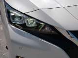 省電力で明るく照らすLEDヘッドライト装備、LEDポジションランプがフェースを引き締めます。