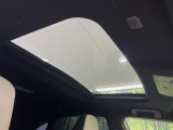 【サンルーフ】ボタンひとつで開閉可能!開放感たっぷりのサンルーフが装着されています!車内に明かりを取り入れたり景色を楽しむ以外にも、よどみがちな車内の空気も簡単に換気できて快適です!