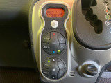 【オートエアコン】一度お好みの温度に設定すれば、車内の温度を検知し風量や温度を自動で調整。暑い&hellip;寒い&hellip;と何度もスイッチ操作をする必要はありません。快適な車内空間には必須の機能ですね♪