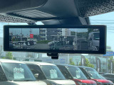 スマートルームミラーが付いております。バックドアについてますカメラと連動して、後方の映像がルームミラーに映ります。