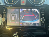 アラウンドビューモニターは4個のカメラを合成してまるで上から撮影した様な駐車場のどの位置にいるかとてもわかり易い機能です