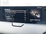 こちらのお車には先進安全装備が多数搭載されています。衝突被害を回避あるいは軽減するためのブレーキや、後方死角からの接近警報、車線逸脱を防止する警報装置など、詳しくはスタッフまでお尋ねください。