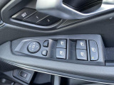 【メモリー機能付きパワーシート】運転手が代わってもボタン一つで設定ポジションに。常にご自身のドライブ設定が整います。