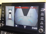 パノラミックビューモニターを装備。駐車場や交差点でクルマを真上から見るように周囲を確認できます。機能の詳細は販売店スタッフまでおたずねください。