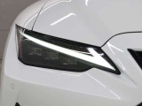 LEDヘッドランプにはアダプティブハイビームシステム「AHS」を採用。光検出カメラで車両検出をし、先行車や対向車に直接ハイビームを当てないように部分遮光します。