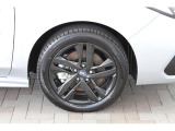 タイヤサイズは215/50R17 純正アルミホイール装着です!