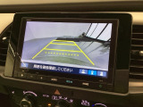 リバースギアに入れるだけで後方の表示へ切り替わります。夜間や雨の日の駐車も楽になりますよ。