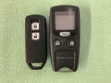 スマートキーを装備しています。鍵を差し込むことなくドアロックの開け閉めと、スタートボタン操作でのエンジンスタートができます。加えて、純正リモコンエンジンスターター用の操作キーもついています。
