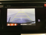 ギヤをR(バック)に入れるとディスプレイオーディオの画面に後ろの映像が映るリアカメラ付です。後退時、コンディションが悪い視界でもカラーバックモニターがドライバーをサポートします。