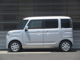 デザインがスタイリッシュで前方の距離感が分かり易く運転し易い車です。