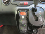 オートエアコン機能で、車内を自動的に、設定した温度に保ってくれます。