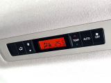 【リアオートエアコン】広い後部座席には必須の機能!風量や温度を自動で調整し前席と同様な車内環境にしてくれるリアオートエアコンを装備。夏の暑さも冬の寒さもストレスなく快適にお過ごしいただけます♪