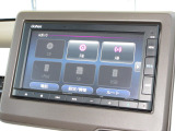 ナビゲーションは純正メモリーナビ(VXM-215Ci)を装着しております。AM、FM、CD、Bluetoothがご使用いただけます。初めて訪れた場所でも安心ですね!
