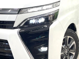 【LEDヘッドライト】悪天候や夜間走行時も良好な視界を確保し安心して運転できる高輝度LEDヘッドライトを装備!点灯速度が早く、消費電力も抑えられています。