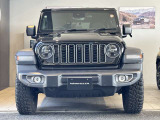 Jeep伝統の丸目のヘッドライトにセブンスロットグリル!一目でJeepだとわかります。