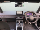 運転席周りです。カップホルダーや小物の収納などは必須ですよね!!使い勝手の良いつくりになっております!!