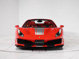 488 Challengeのの直系の技術であるチタン製コンロッドやインコネル製エキゾーストマニフォールド、軽量クランクシャフト、カーボンファイバー製インテークプレナムを惜しみなく採用。