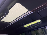 【ガラスルーフ】ガラスルーフ搭載で車内の解放感が一気にアップ!開放的なドライブをお楽しみいただけます。