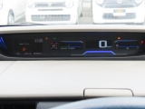 シンプルで見やすいデザインのメーターパネルです。車の情報が表示される大事な場所だからこそ見やすさが大切ですね。