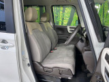 運転席まわりには十分なスペースがあり、大柄な方でもゆったり運転していただける環境です。