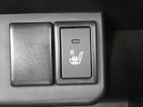 運転席シートには、シートヒーターが付いてるので、寒い時期にはありがたい装備です。
