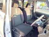 運転席シート廻りは使用感も少なく、良好な状態となっています。前オーナー様が丁寧に使っていたことがよくわかりますね。