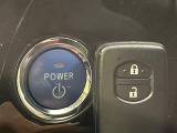 【スマートキー】カバンやポケットに入れたままでもドアの施錠・解錠が可能なスマートキーを装備。エンジンのオン・オフ時もカギを取り出す必要が無いからとっても便利です♪